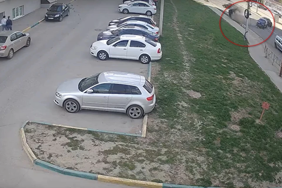 Кульбит легковушки на тротуар на Касимовском шоссе попал на видео.