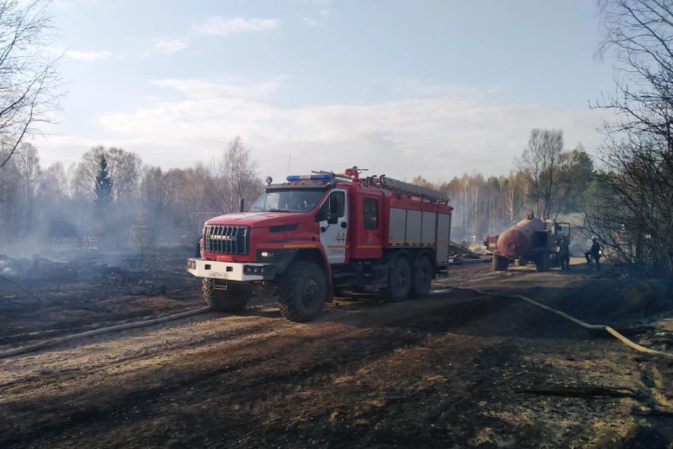 Огонь с травы перекинулся на жилые здания и хозпостройки. Фото: ГУ МЧС по Кировской области