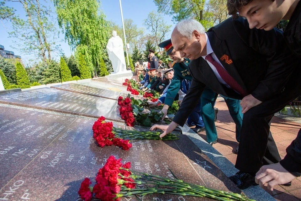 В Анапе великий праздник начался с возложения цветов к Вечному огню в Сквере боевой славы. Фото: https://t.me/anapaofficial