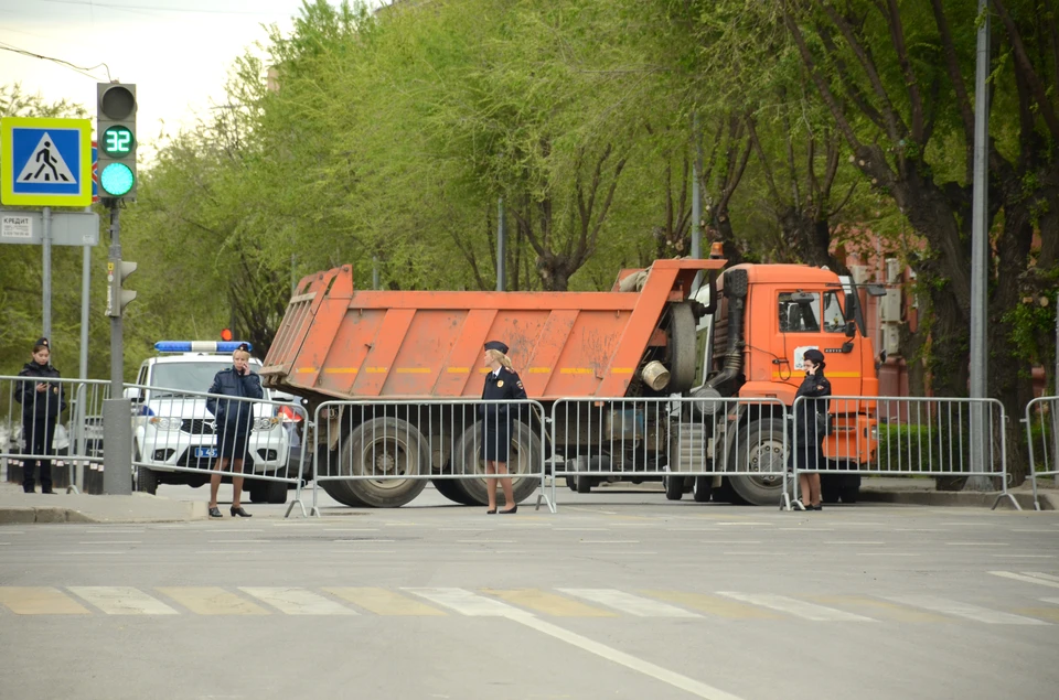 Запрет на проезд автомобилей до полуночи остается на набережной