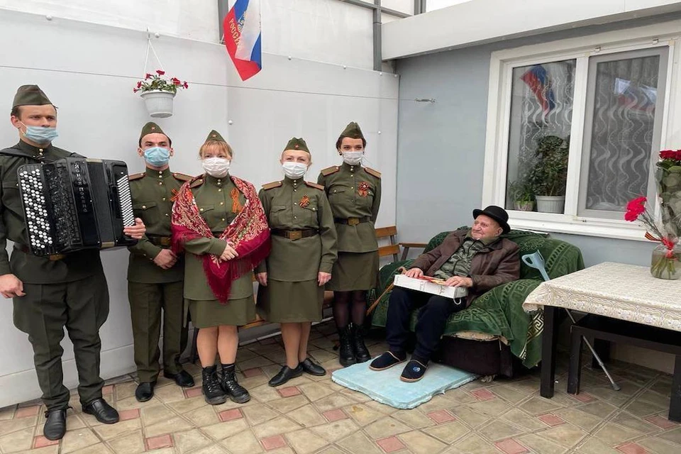 Живущего в Краснодаре ровеснику века артисты поздравили песнями. Фото с сайта городской администрации.