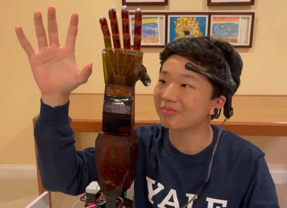 Американец Бенджамин Чой создал роботизированную руку, управляемую силой мысли.