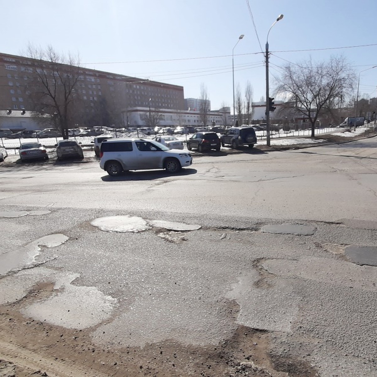 Возле больничного комплекса в Волгограде изменят схему движения и сделают  парковку за 43 млн - KP.RU