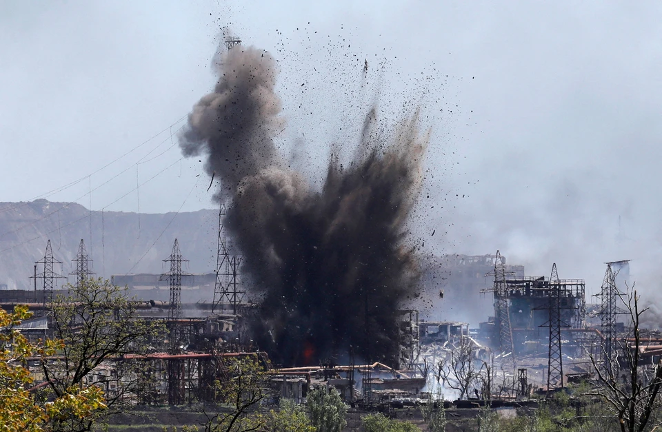 Взрыв снаряда на заводе Азовсталь в Мариуполе.