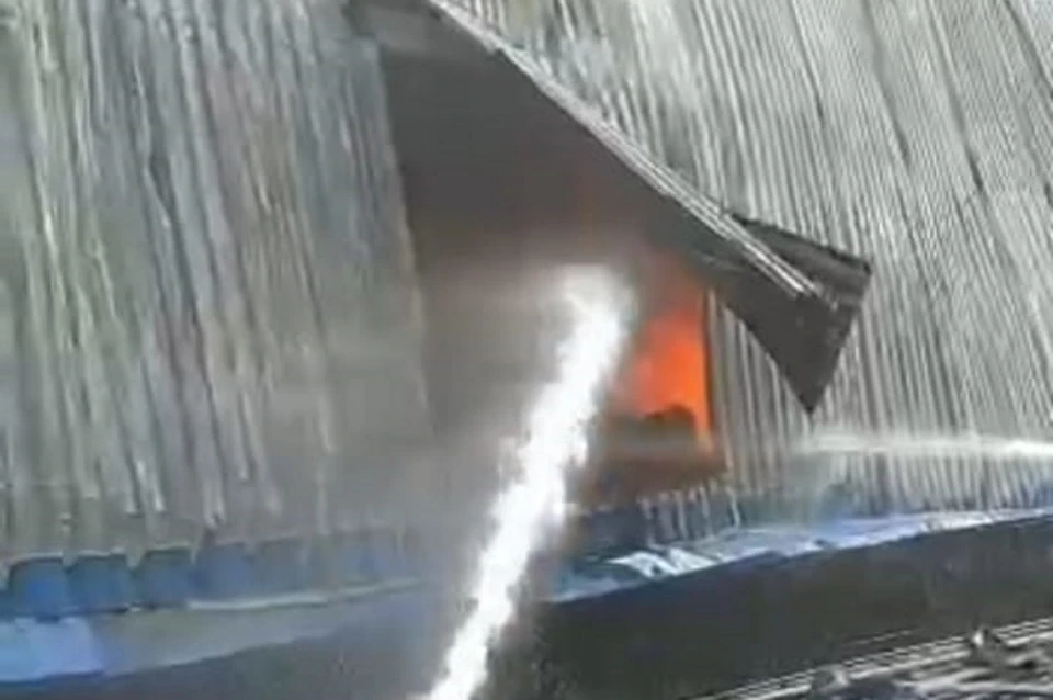 В пламени горели 450 квадратных метров здания. Фото: ГУ МЧС по Ростовской области