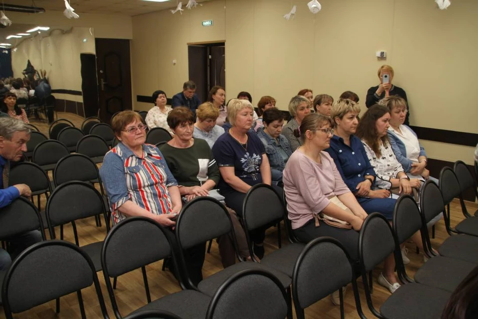 Представители правительства Иркутской области провели встречу с местными жителями. Фото: Пресс-служба правительства Иркутской области.