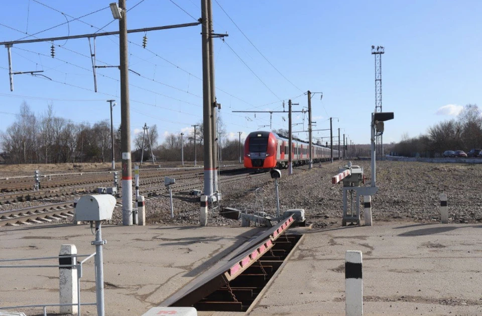 Железнодорожный переезд в Смоленской области будет закрыт для движения автомобилей 17 и 18 мая. Фото: пресс-служба РЖД.