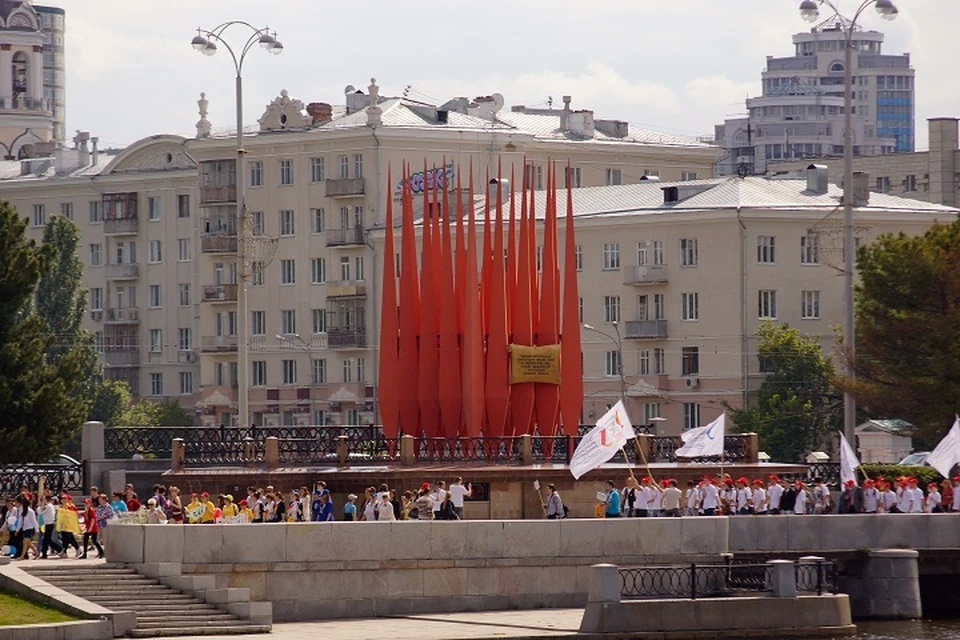 Краснознаменная группа была установлена на Плотинке в 1973 году как символ подвига свердловчан во время Великой Отечественной войны