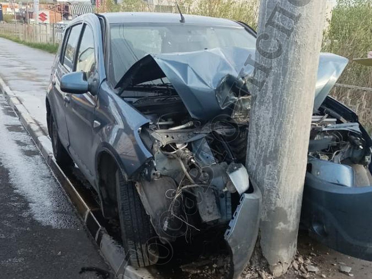 В Белеве Тульской области Lada врезалась в ЛЭП: погиб один из пассажиров -  KP.RU