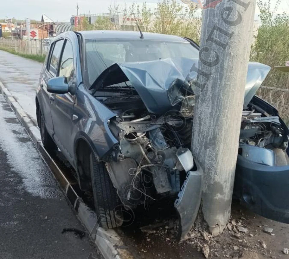В Белеве Тульской области Lada врезалась в ЛЭП: погиб один из пассажиров