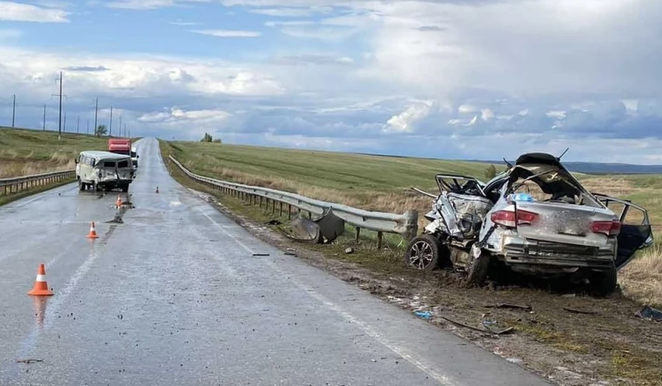В результате аварии 60-летний водитель и 35-летний пассажир Kia Rio погибли на месте до приезда «скорой»