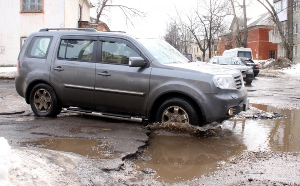 Владелец авто сообщил, что попал в ДТП, Mercedes получил повреждения из-за ненадлежащего состояния дороги