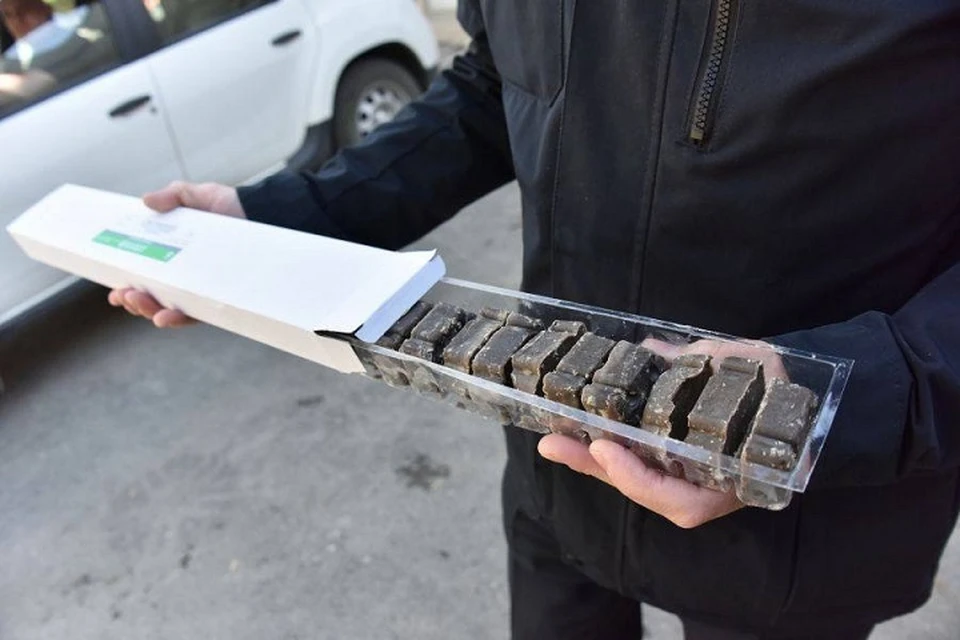 Препарат выглядит как брикет размером со спичечный коробок. Фото: Департамент информационной политики Свердловской области