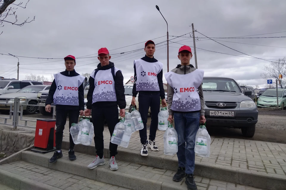 Питьевую воду развозят волонтеры Сахалинского горного техникума