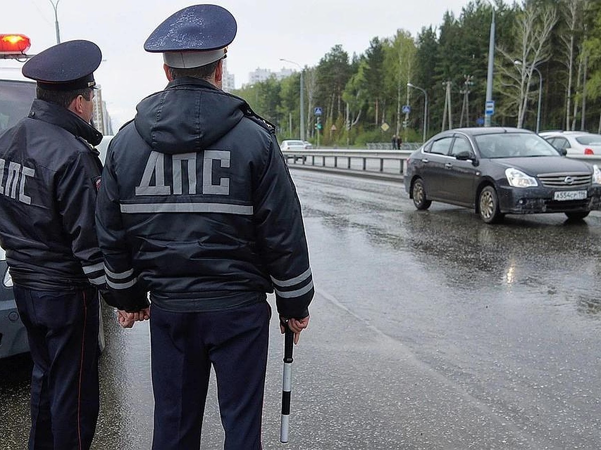 В Московской области инспекторы ДПС спасли жизнь ребенку, проглотившему  монету - KP.RU