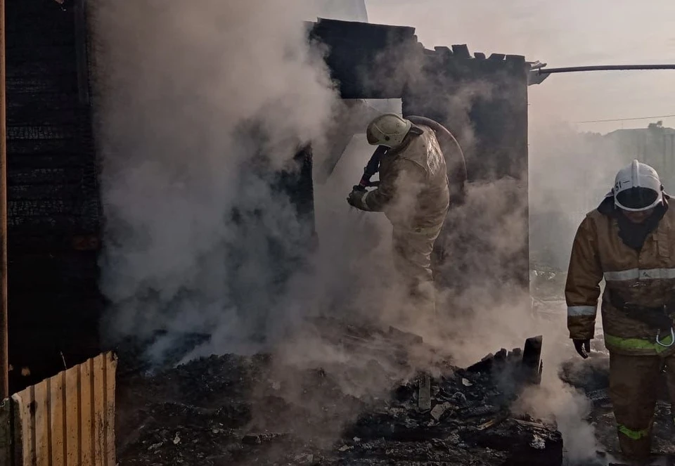 Дом наполовину уничтожен огнем. Фото: пресс-служба МЧС Приморья