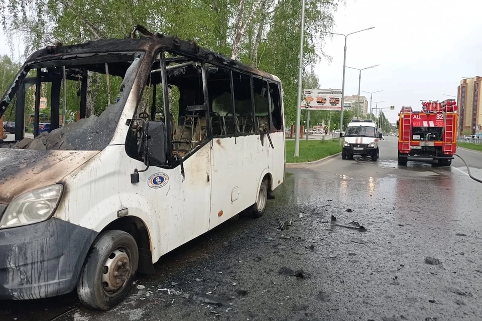 Маршрутка вспыхнула на ходу. Фото: АвтоБердск