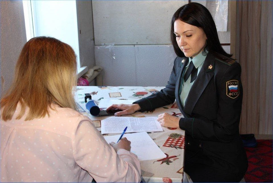 Женщина вовремя обратилась к настоящим судебным приставам