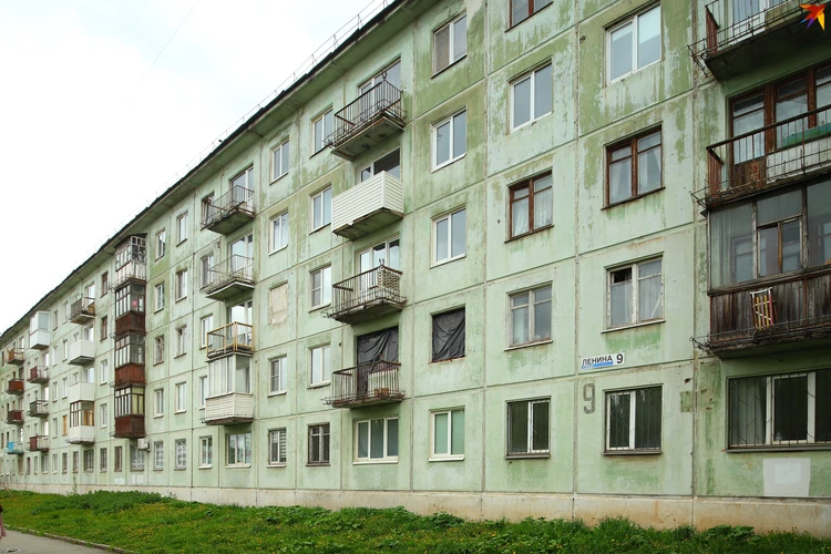 Опечатанные двери и вырванные окна: как свой век доживает первая хрущевка Ижевска, которую расселят до конца 2022-го