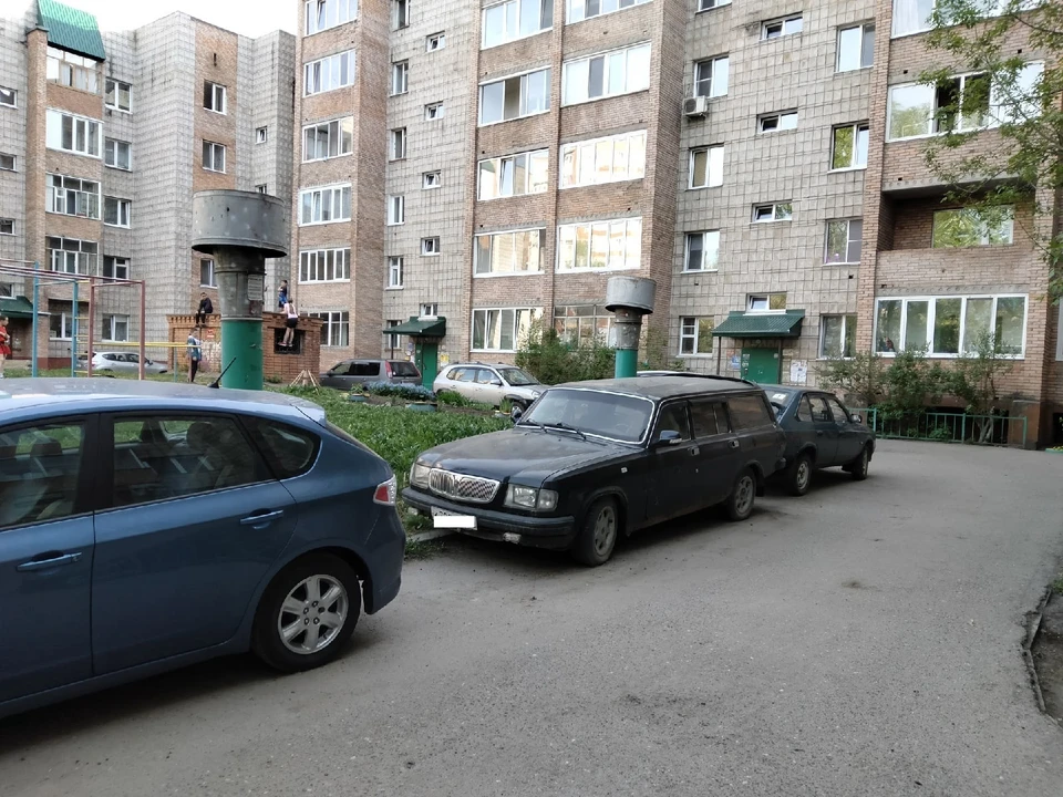 Заброшенный автомобиль в одном из дворов Томска. Фото: Елена Белоусова