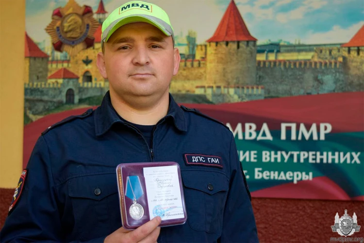 В Приднестровье наградили "гаишника" за спасение жизни несостоявшегося самоубийцы