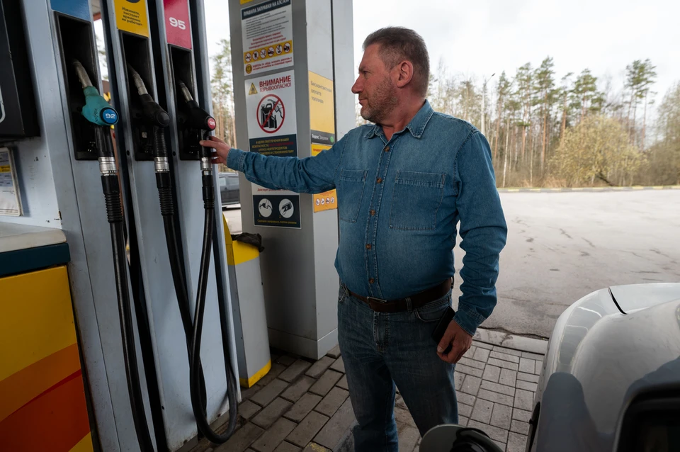 В Петербурге цены на бензин не снижаются который год.