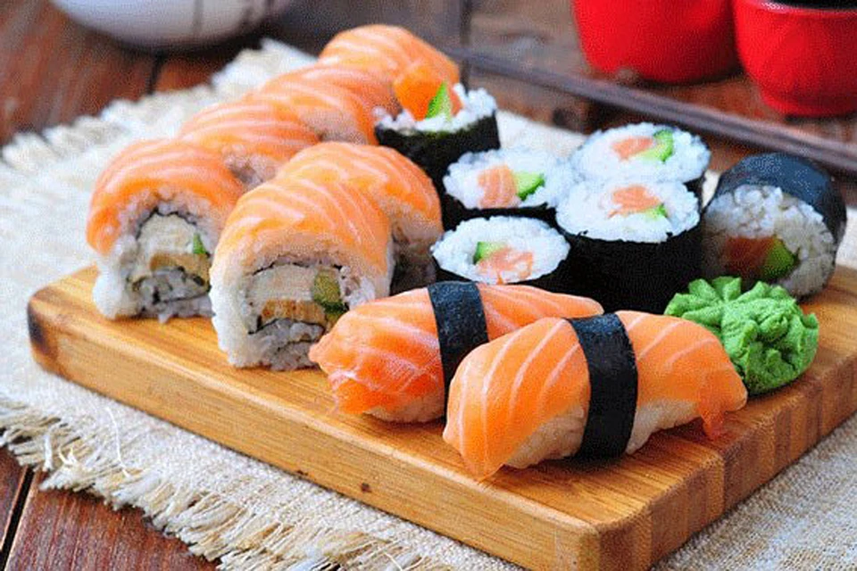 Роллы и суши, благодаря множеству входящих в них компонентов, богаты микроэлементами и витаминами