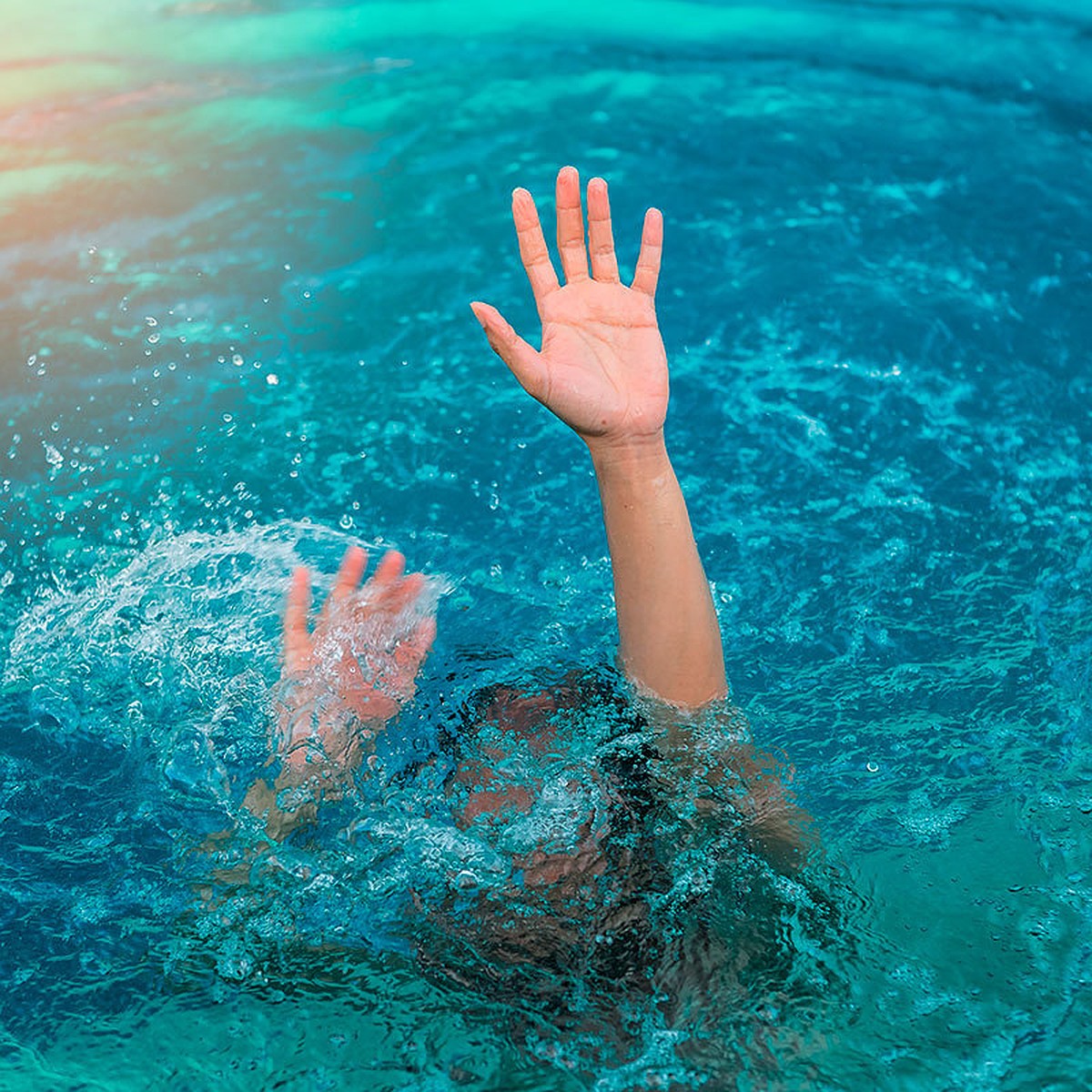 Человек тонет. Бассейн под водой.