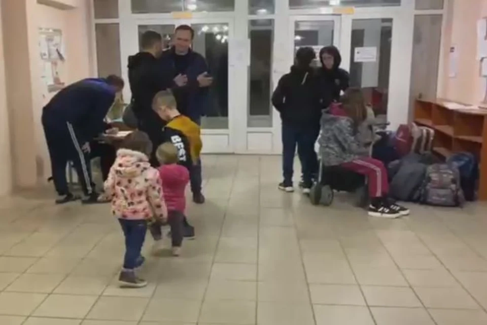 В Ярославскую область приехала многодетная семья из Украины. Скриншот с видео, страница Антона Капралова ВКонтакте