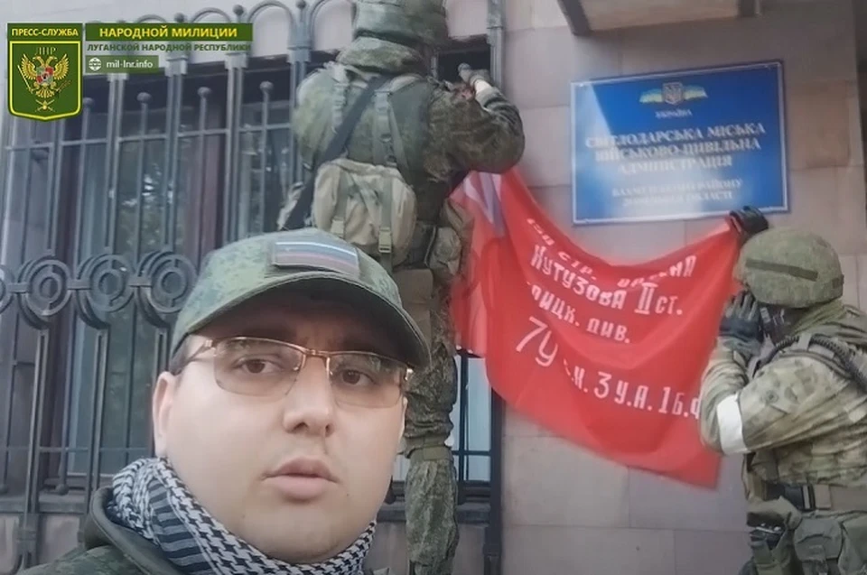 Главный символ победы над фашизмом установили над администрацией города. Фото: УНМ ЛНР