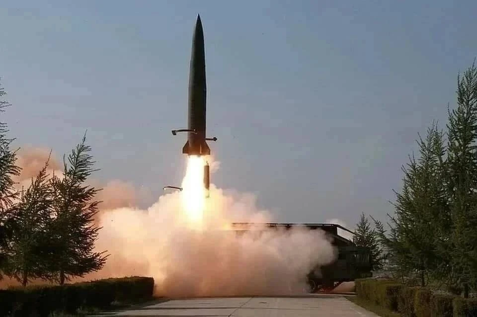 КНДР запустила третью баллистическую ракету в сторону Японского моря из района Сунан в Пхеньяне, сообщает Ренхап