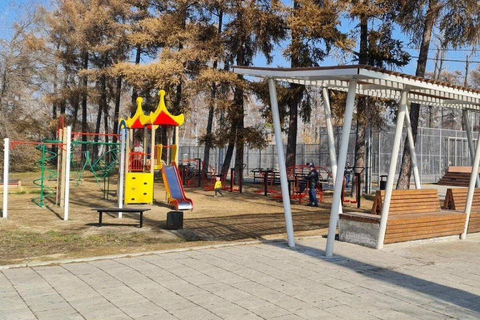 Установка новых детских площадок и подготовка к проектированию строительства водонасосной станции идет в округе Алексея Распутина.