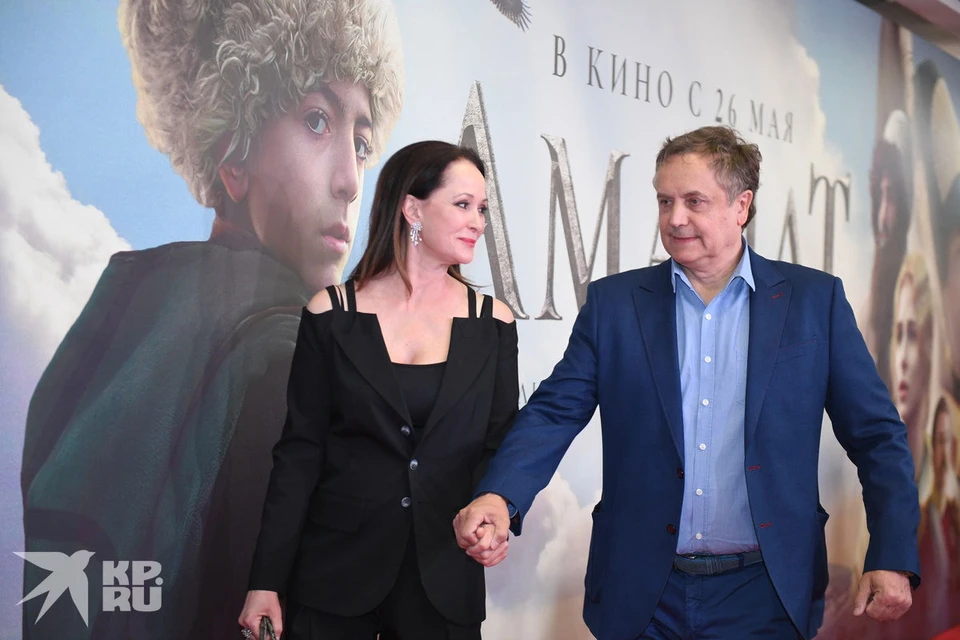 Ольга Кабо на красной дорожке позировала с актером Андреем Соколовым.