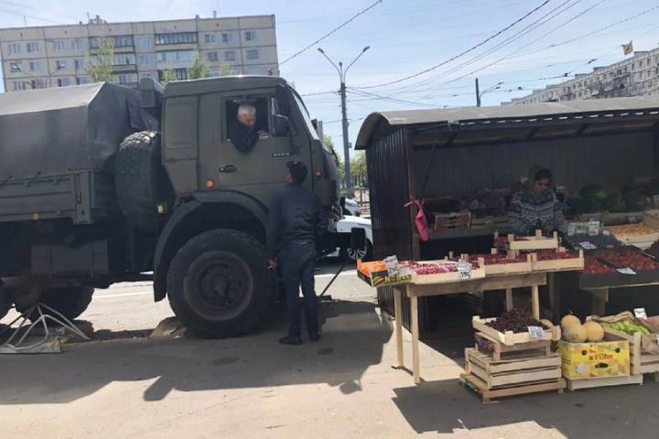 "Камаз" чудом затормозил в сантиметре от овощного ларька с продавщицей на севере Петербурга