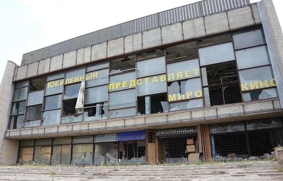 Кинотеатр не могут продать уже год.