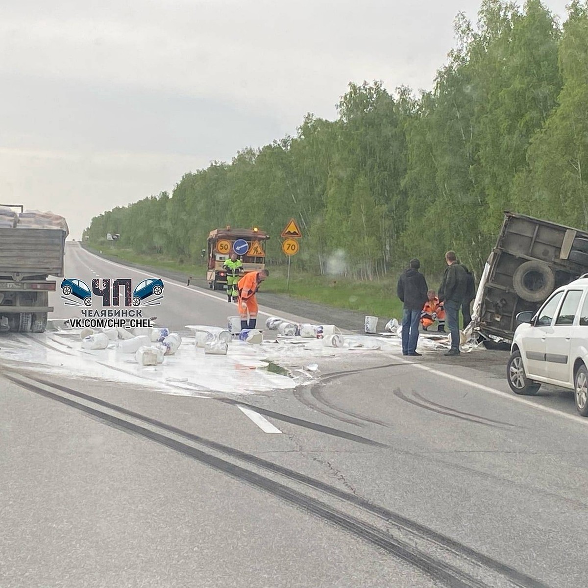 Дорогу между Челябинском и Екатеринбургом залило краской после ДТП - KP.RU