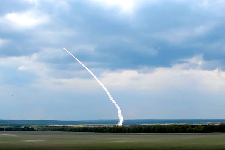 Минобороны России показывает, как летят к украинским националистам ракеты «Искандер»