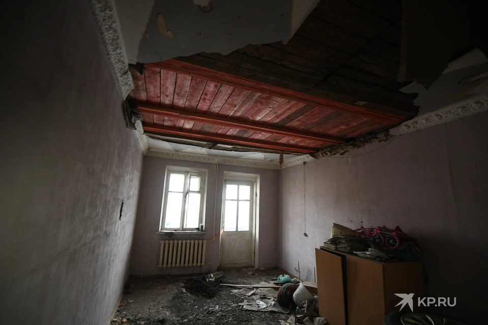 Квартира в доме на Суворовском, 16а, где еще в 2018 году на дедушку и двух его внуков обрушился потолок.