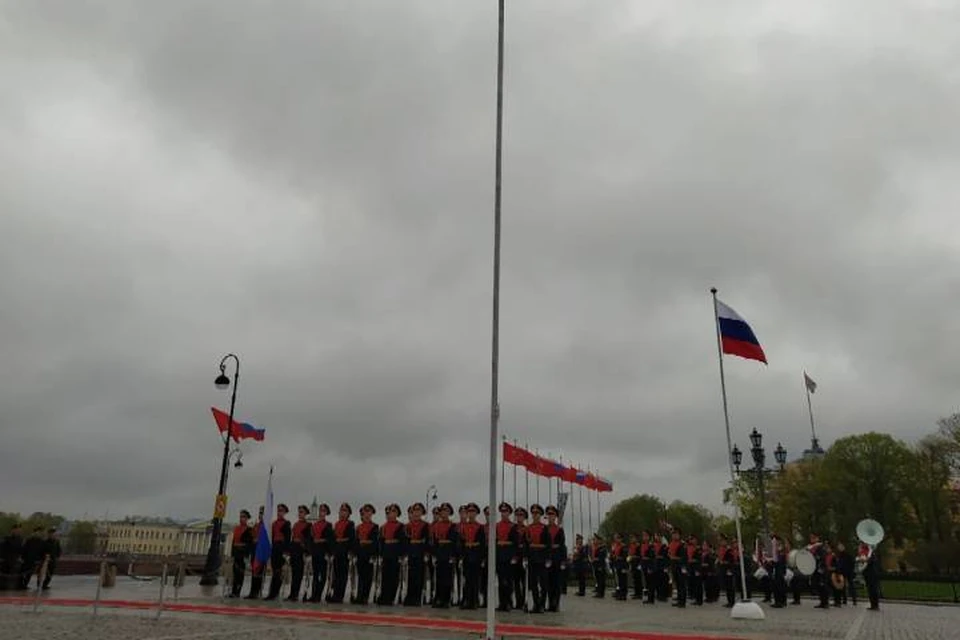 Флаг Петербурга упал во время возложения цветов Медному всаднику