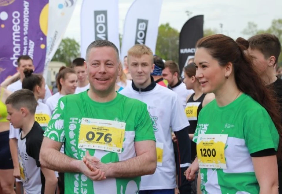 Михаил Евраев вместе со спортсменами и любителями бега преодолел дистанцию в 3 километра.