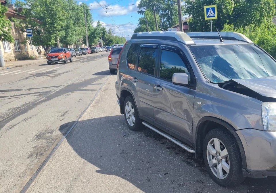 В столкновении легковушки и внедорожника пострадала девушка-пассажир