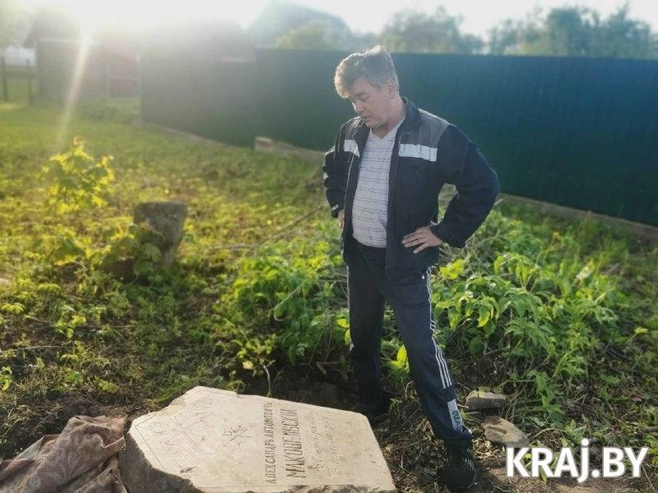 Вилейчанин планирует перевезти надгробие на кладбище. Фото: Kraj.by