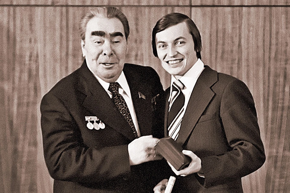 27 октября 1978 года: Брежнев в Кремле вручает Анатолию Карпову орден Трудового Красного Знамени. Фото: Владимир МУСАЭЛЬЯН/ТАСС