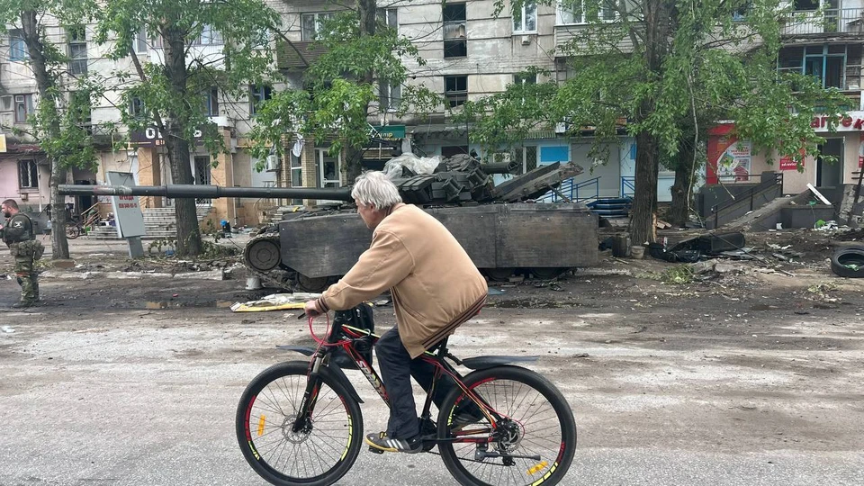 Людям на Донбассе, где идут военных действия, сейчас очень нелегко.