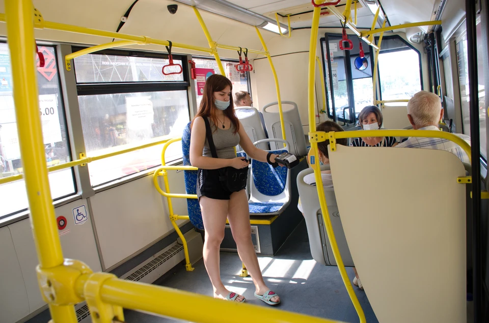 Автобус с исправным кондиционером можно определить по закрытым окнам.
