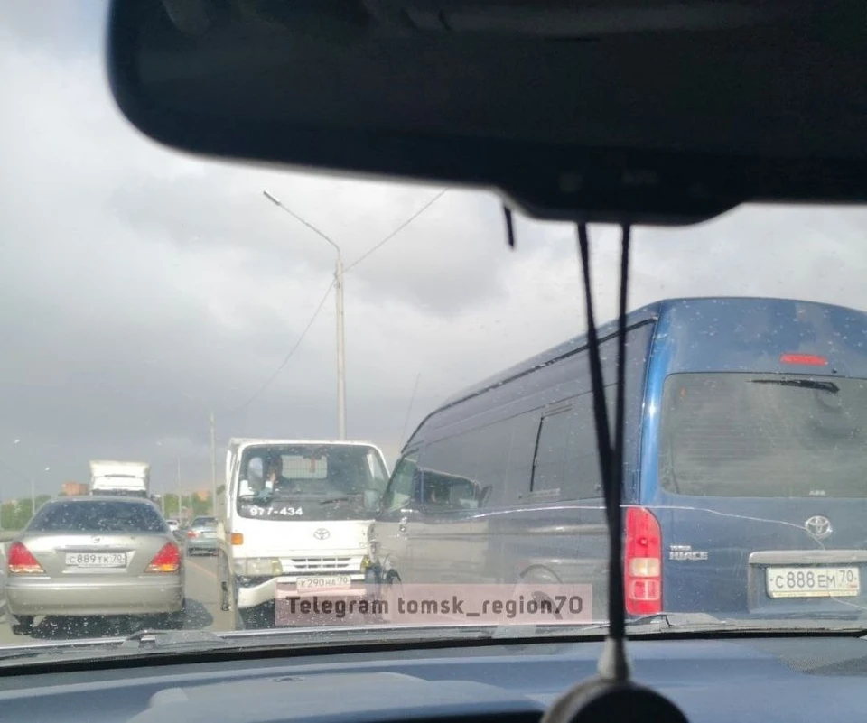 В Томске в час пик 2 июня на Коммунальном мосту образовалась пробка из-за аварии. Фото: "Регион-70"