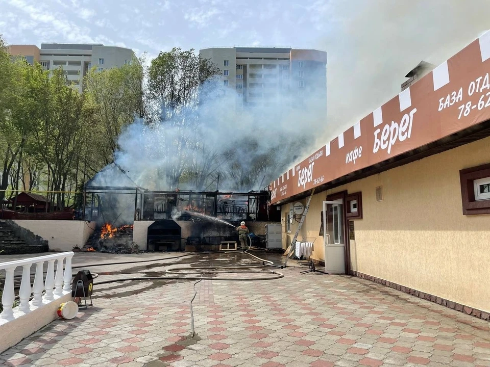 Судя по фото, часть здания сгорела дотла. Фото: ГУ МЧС России по Самарской области