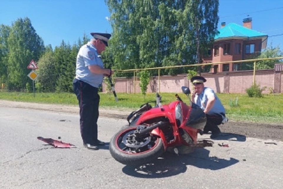 На месте аварии работают сотрудники ГИБДД и следственно-оперативной группы Фото: УГИБДД по Свердловской области