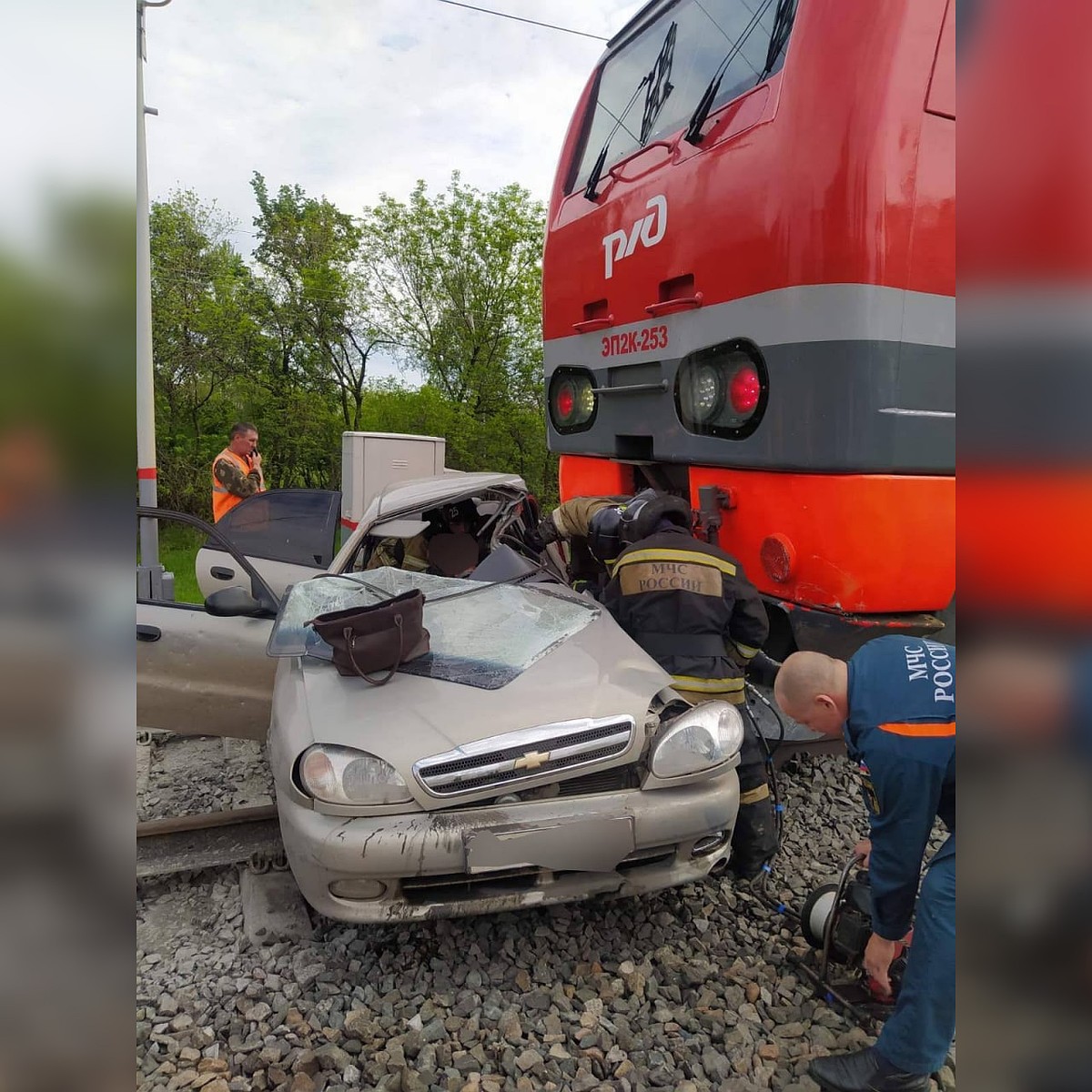 На железной дороге в Бугурусланском районе «Шевроле Ланос» попал под  пассажирский поезд - KP.RU