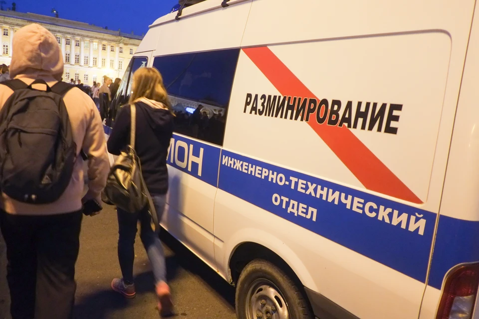 Никаких взрывных устройств специалисты на местах не обнаружили.
